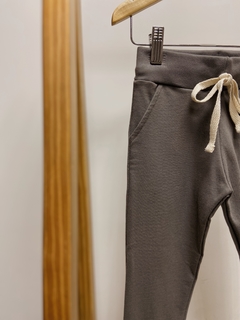 Pronta Entrega - Calça jogger kids moletinho cinza magneto - comprar online