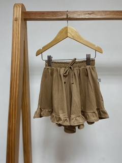 Pronta entrega - Conjunto cropped + shorts babado liso basics avelã na internet