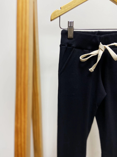 Pronta entrega - Calça jogger kids canelada Preta cadarço off - comprar online