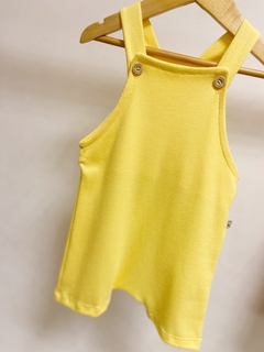 Pronta entrega - Jardineira curta kids block lisa yellow na internet