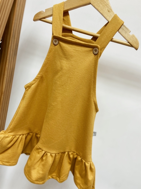pronta entrega - Salopete kids babado moletinho com botões em madeira natural mostarda