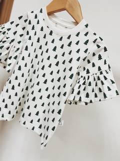 Pronta entrega - Blusa Kids manga curta com babado estampado off pinheirinhos verde - comprar online