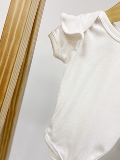 Pronta Entrega - Body manga curta com babado liso basics Off - You Boy Kids