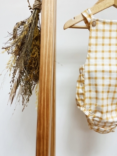 Pronta entrega - Romper baby com botões estampado xadrez mostarda na internet