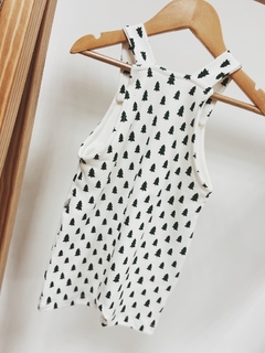 Pronta entrega - Jardineira baby botões em madeira natural estampado off pinheirinhos verde