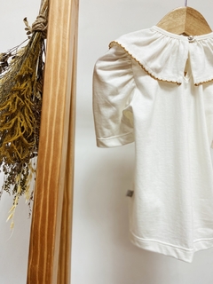 Pronta entrega - Blusa manga bufante off gola com detalhe em picueta mostarda botão em pérola - You Boy Kids