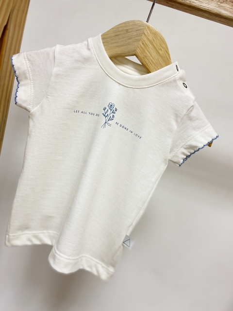 Pronta entrega - Camiseta baby manga curta com detalhe picueta azul vintage estampa LET ALL YOU DO BE DONE IN LOVE