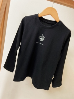 Pronta Entrega - Camiseta kids manga longa preta com detalhe picueta off estampa NO RAIN, NO FLOWERS - comprar online