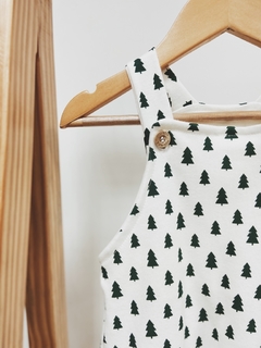 Imagem do Pronta entrega - Jardineira baby botões em madeira natural estampado off pinheirinhos verde