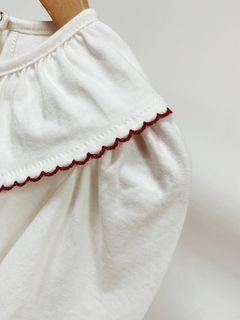 Pronta Entrega - Blusa manga bufante off gola com detalhe em picueta vermelho botão em pérola - You Boy Kids