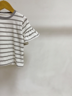 Pronta entrega - blusa manga curta com babado listra cinza pedra - comprar online