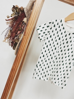 pronta entrega - Camiseta Kids Manga curta estampa off pinheirinhos verde - loja online