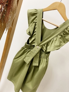 Pronta entrega - Vestido babado costas liso oliva botão em madeira