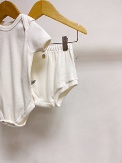 Pronta entrega - conjunto body manga curta + bloomer punho botões madeira canelado off - You Boy Kids