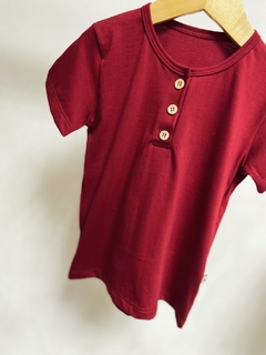 Pronta entrega - Camiseta manga curta kids botões madeira natural Marsala - loja online