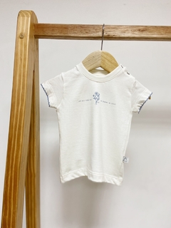 Pronta entrega - Camiseta baby manga curta com detalhe picueta azul vintage estampa LET ALL YOU DO BE DONE IN LOVE na internet