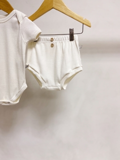 Pronta entrega - conjunto body manga curta + bloomer punho botões madeira canelado off - comprar online