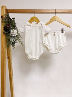Pronta entrega - conjunto body manga curta + bloomer punho botões madeira canelado off