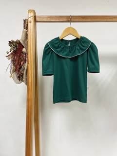 Pronta entrega - Blusa manga bufante verde gola com detalhe em picueta off botão em pérola - comprar online