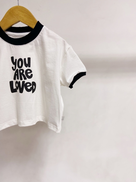 Pronta entrega - Cropped manga curta over off you are loved detalhe friso preto