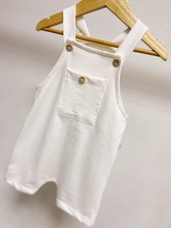 Pronta entrega - Jardineira kids curta com bolso moletinho off com botões em madeira - loja online