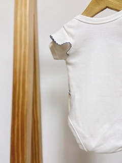 Pronta entrega - Body manga curta babado detalhe em picueta azul vintage estampa LET ALL YOU DO BE DONE IN LOVE - comprar online