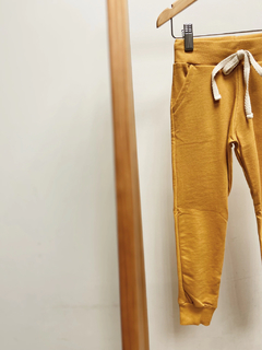 Pronta entrega - Calça jogger kids moletinho mostarda - loja online
