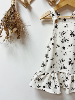 Pronta entrega -Salopete com babado kids Botoes madeira natural Off floral - comprar online