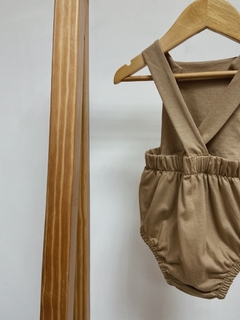 Pronta entrega - Romper baby botões madeira natural liso basics avelã - You Boy Kids