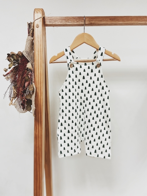 Pronta entrega - Jardineira baby botões em madeira natural estampado off pinheirinhos verde