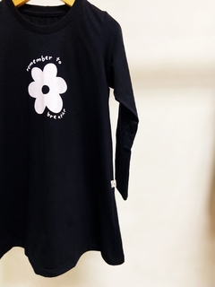 Pronta entrega - Vestido trapézio manga longa remember to breathe na internet