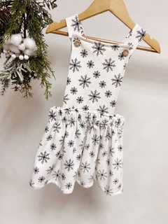 Imagem do Pronta entrega - Salopete kids frente botões madeira transpasse costas off flocos de neve preto