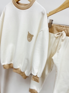 Pronta entrega - Conjunto moletom oversized + calça jogger retrô off detalhe doce de leite estampa bear peluciado medio - You Boy Kids