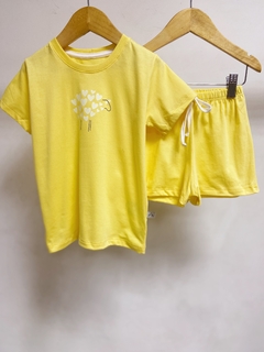 Pronta Entrega - Pijaminha curto yellow ovelhinha corações brilha no escuro na internet