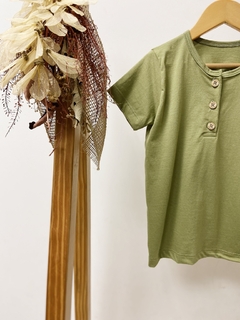 Pronta entrega - Camiseta manga curta botões madeira natural oliva - comprar online