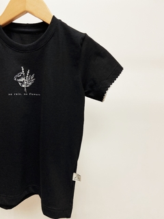 Pronta Entrega - Camiseta kids manga curta preta com detalhe picueta off estampa NO RAIN, NO FLOWERS na internet