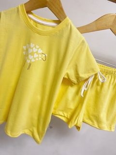 Pronta Entrega - Pijaminha curto yellow ovelhinha corações brilha no escuro - loja online