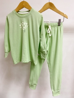 Pronta Entrega - Pijaminha longo verde fábula ovelhinha corações brilha no escuro na internet