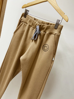 Pronta entrega - Calça jogger peluciada avelã sorriso em relevo na internet