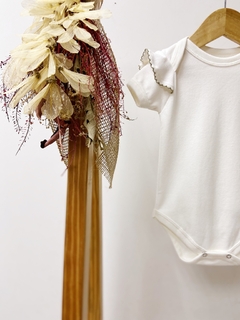 Pronta entrega - Body manga curta off babado bordado picueta oliva - You Boy Kids