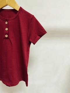 Pronta entrega - Camiseta manga curta kids botões madeira natural Marsala na internet