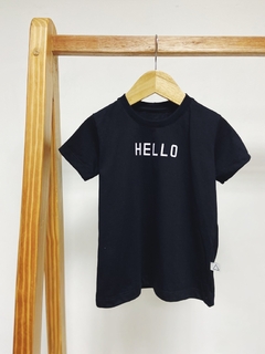 Pronta entrega - Camiseta kids manga curta preta HELLO na internet