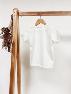 Imagem do Pronta entrega - Camiseta manga curta botões madeira natural off