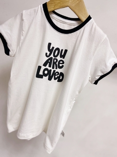Pronta entrega - Camiseta manga curta off you are loved detalhe friso preto - You Boy Kids
