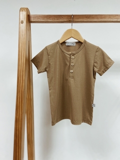 Pronta entrega - Camiseta kids manga curta botões liso basics avelã na internet