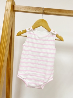 Pronta entrega - Macacão regata curto com botão em madeira estampado listrado rosa claro - You Boy Kids