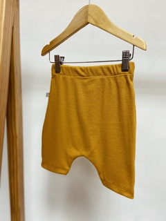 Pronta entrega - Bermuda saruel Kids com botões canelado mostarda - You Boy Kids
