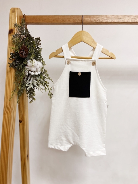 Pronta entrega - Jardineira kids curta moletinho off com bolso preto botões em madeira