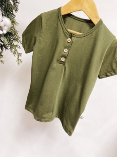 Pronta entrega - Camiseta manga curta kids botões madeira natural verde cactus - comprar online