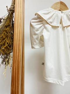 Pronta entrega - Blusa manga bufante off gola com detalhe em picueta mostarda botão em pérola